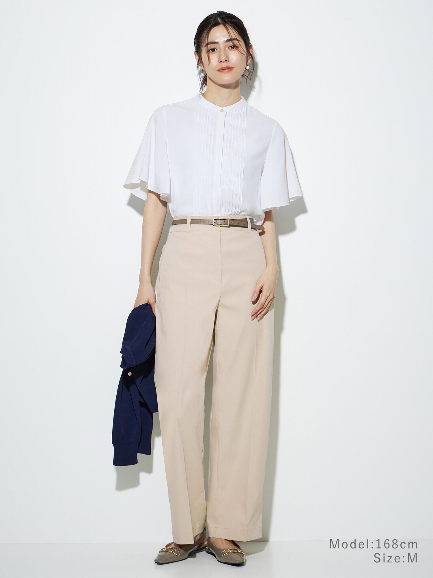 白ブラウスとチノパンを使ったジャケットなしのコーデ