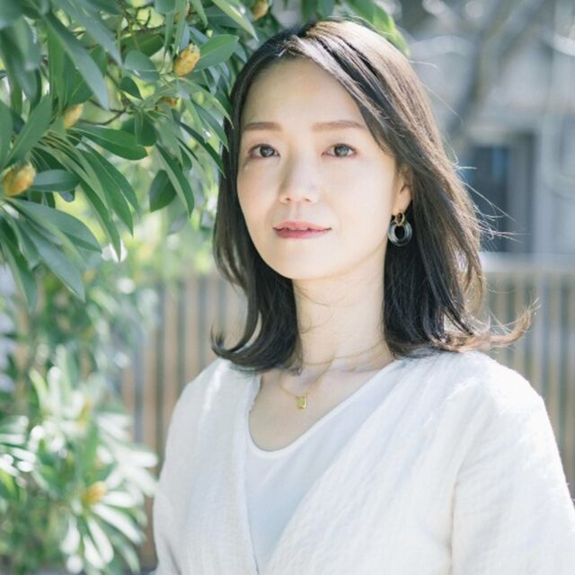 16タイプパーソナルカラー診断、骨格診断、顔タイプ診断＆顔タイプメイクアドバイザー。元アパレル＆広告デザイナーの経験を活かし、パーソナルカラー診断、骨格診断、顔タイプ診断を通して「似合う軸×個性」で一人一人の魅力を輝かせるイメージコンサルタントを行っている。