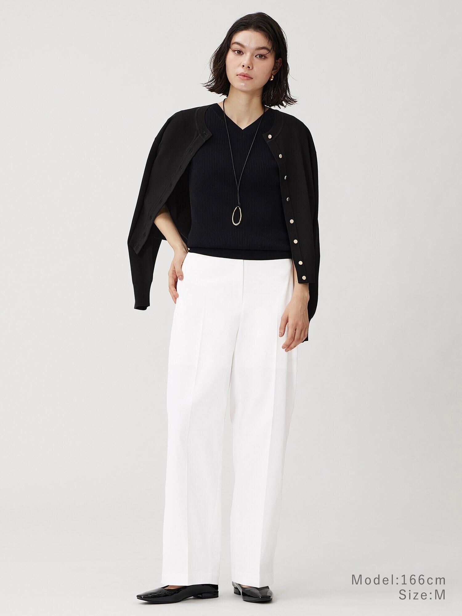 白チノパンのモードなコーデ