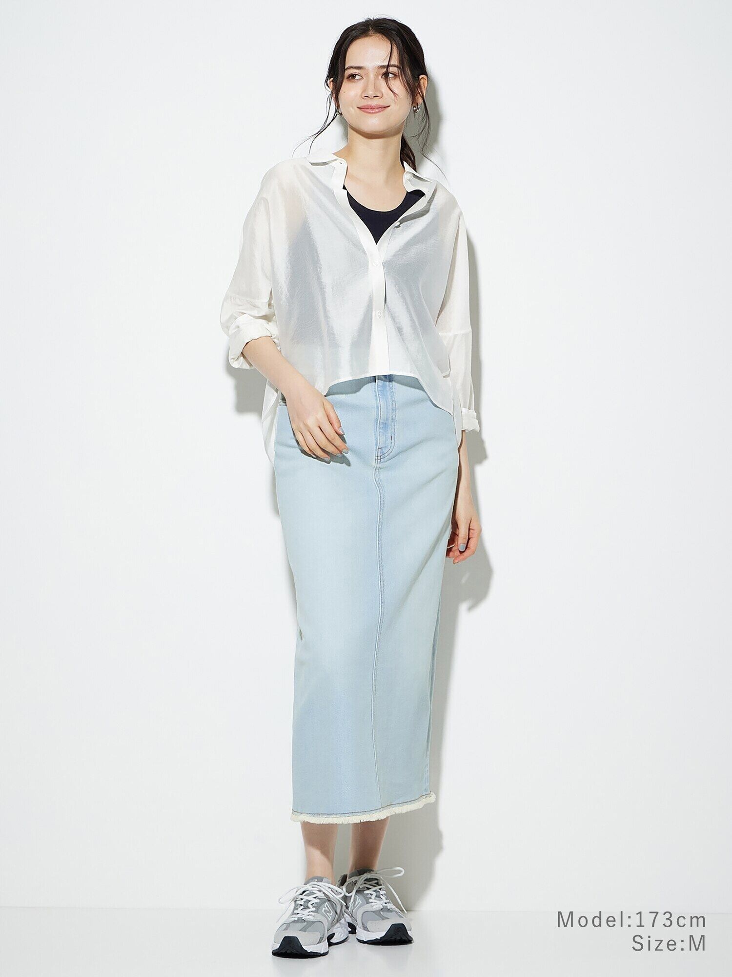 白いシアーシャツに黒のインナーを合わせたコーデ