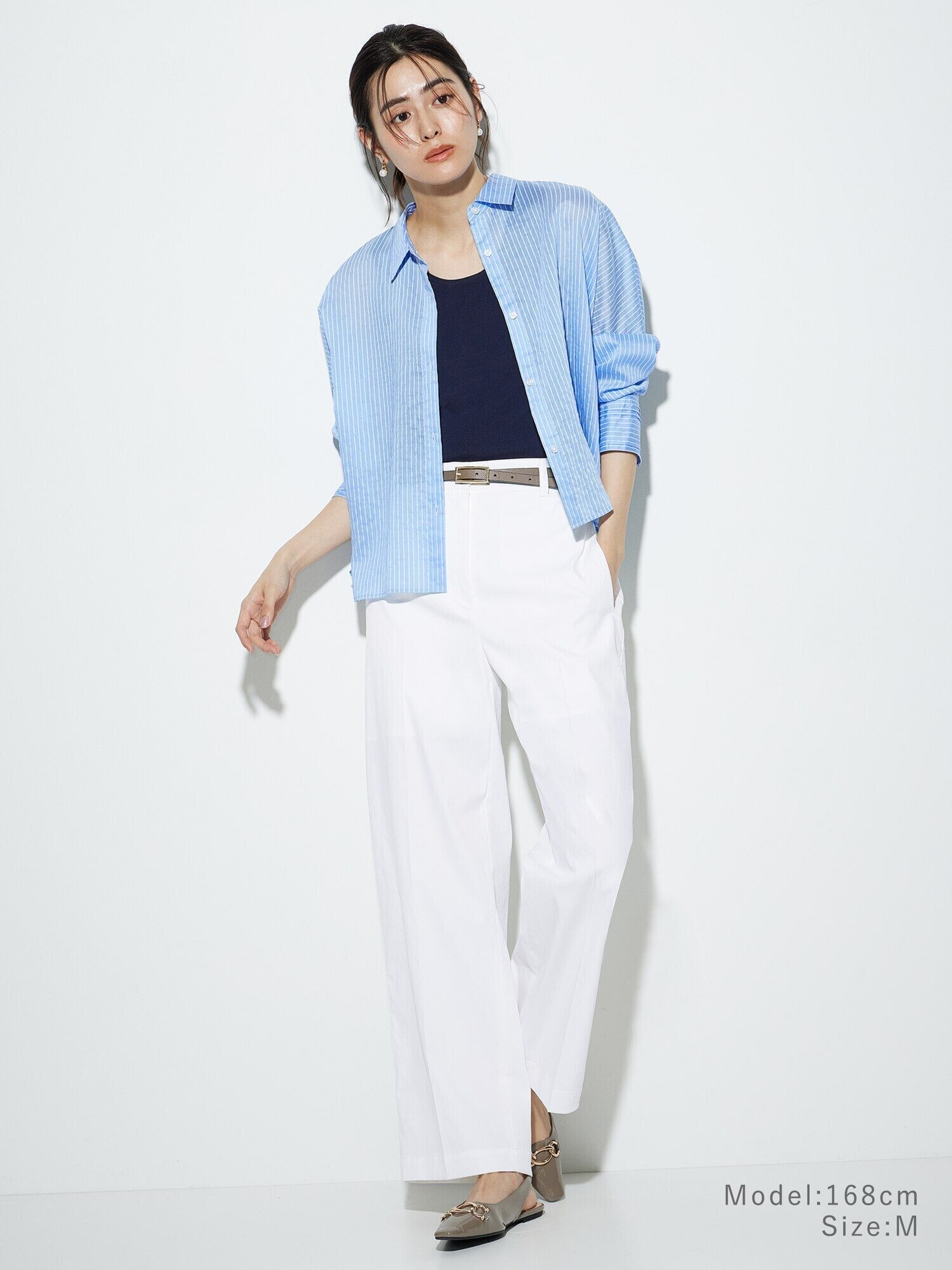 青のシアーシャツにネイビーのインナーを合わせたコーデ