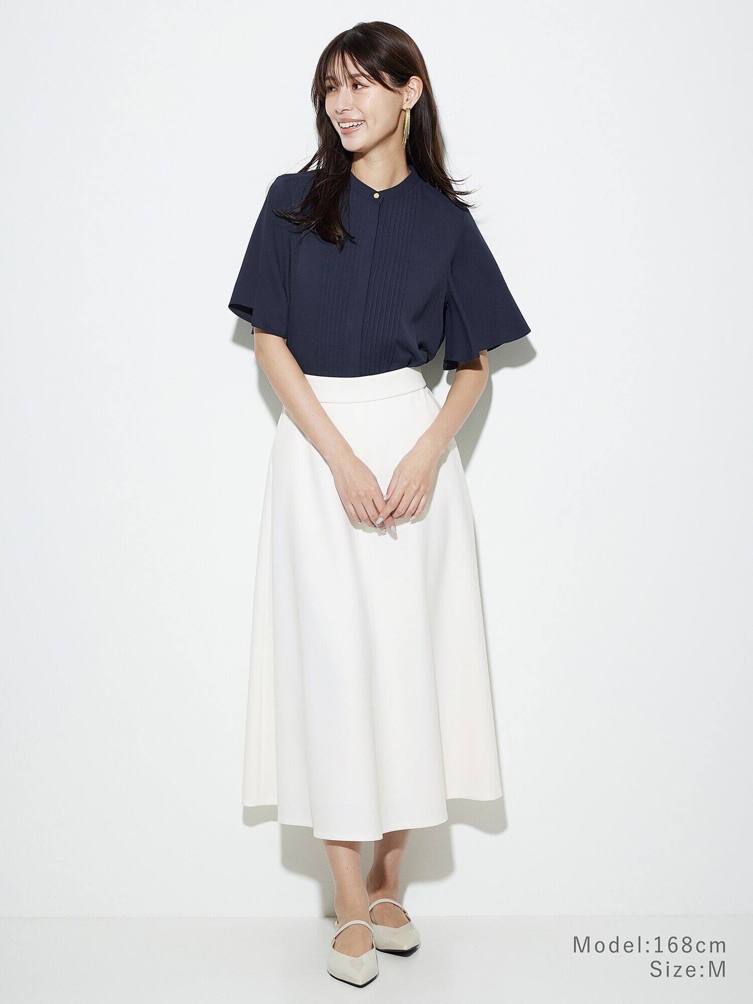 フレアスリーブトップス(ネイビー)とスカート(ホワイト)の涼やかコーデ