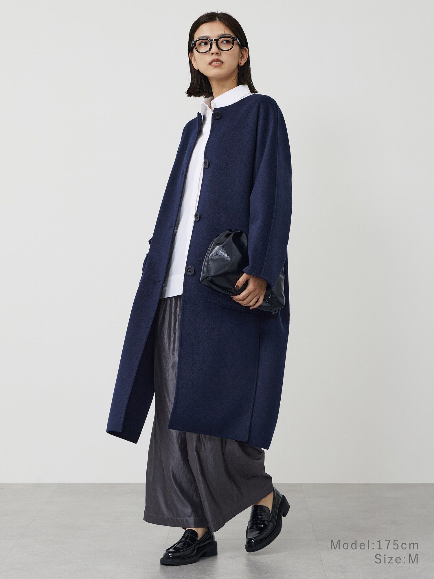 コート(ネイビー)、タートルネック(グレー)、シャツ(水色)のコーデ