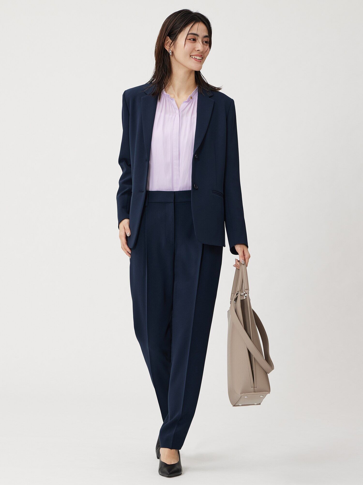 ニット(ネイビー)とパンツ(グレー)の大人っぽコーデ