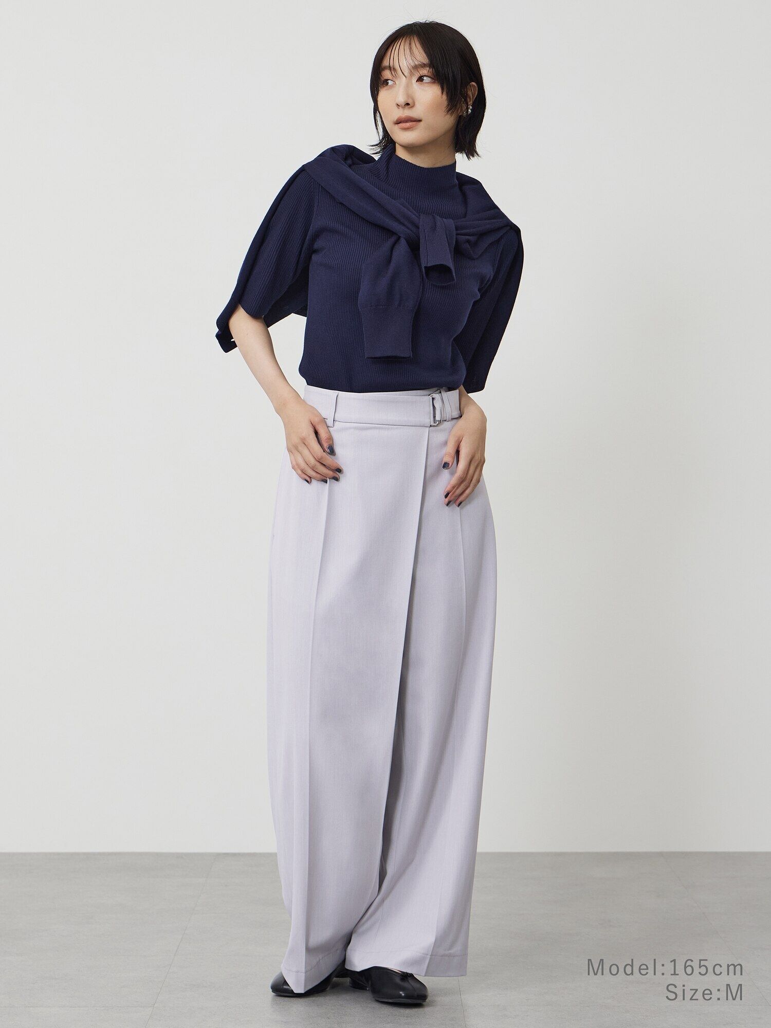 ニットアンサンブル(ネイビー)とボトムス(アイシーグレー)のキレイめコーデ