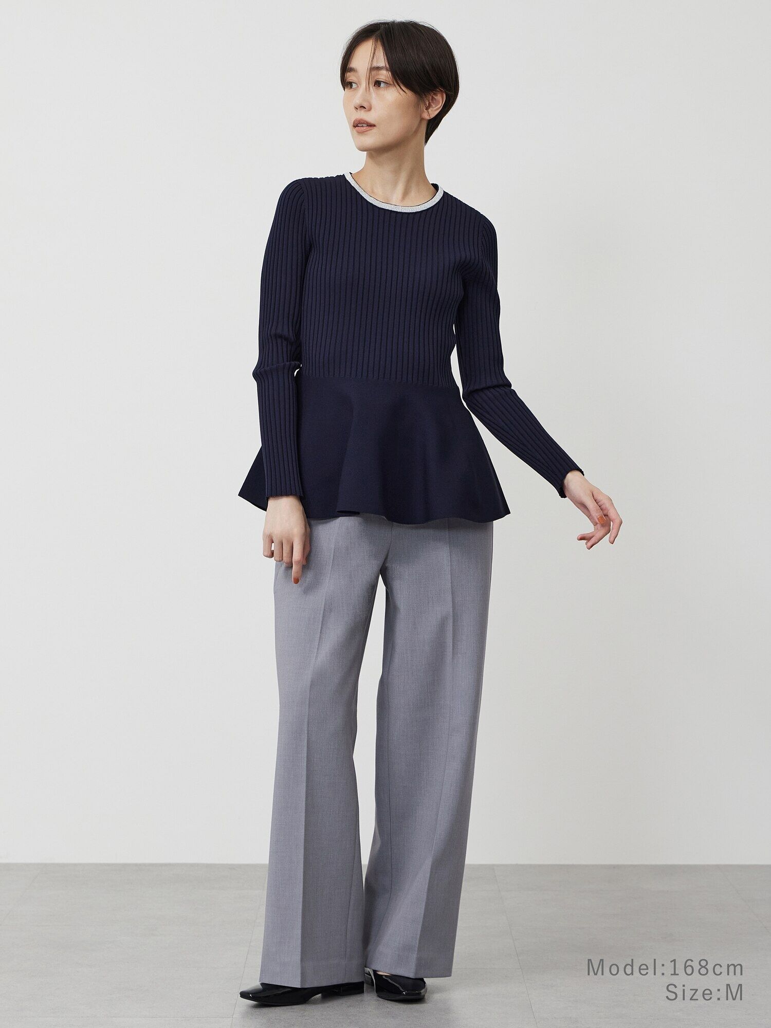 ニット(ネイビー)とパンツ(グレー)の大人っぽコーデ