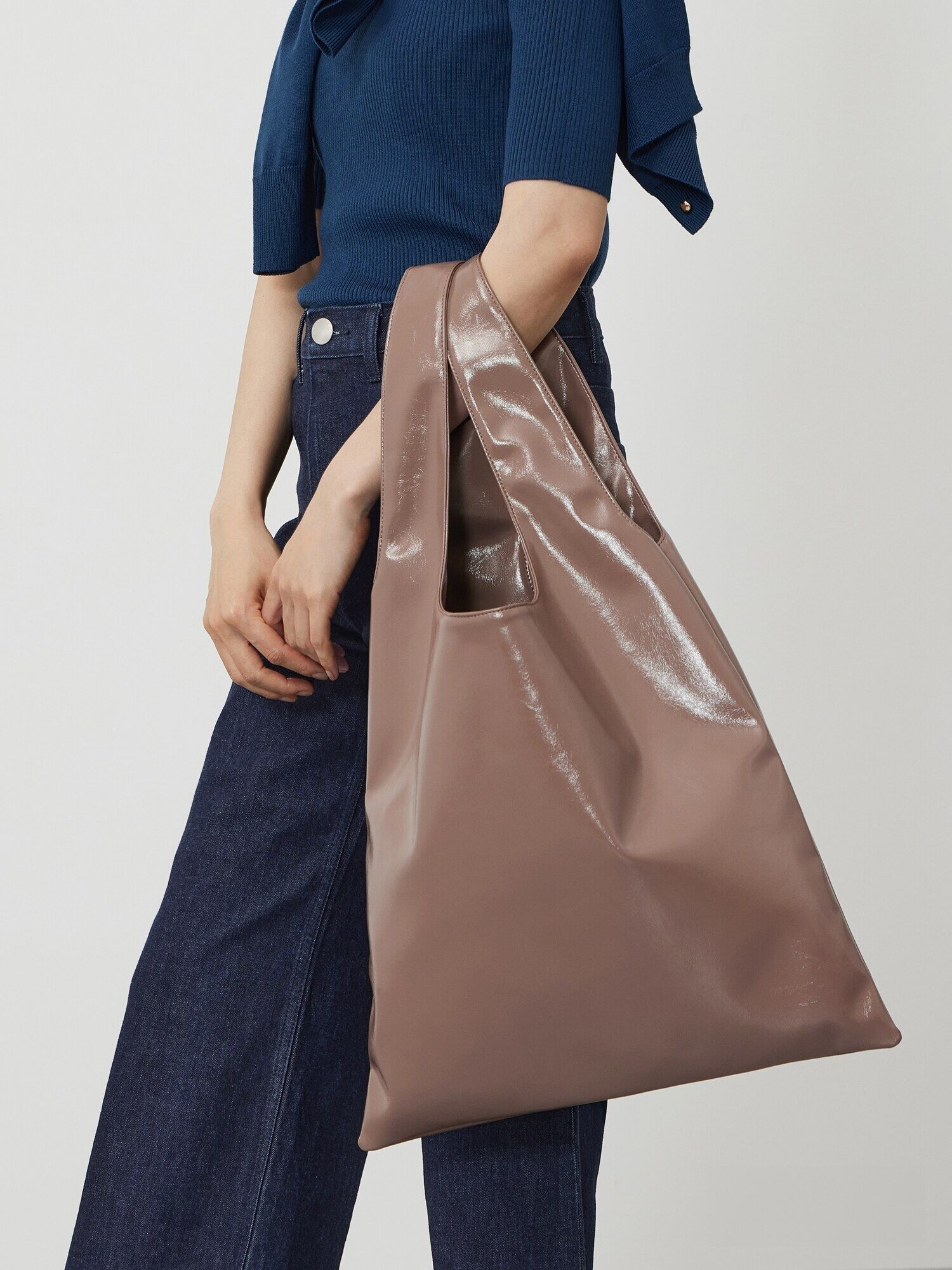 バッグを差し色に使ったコーデ