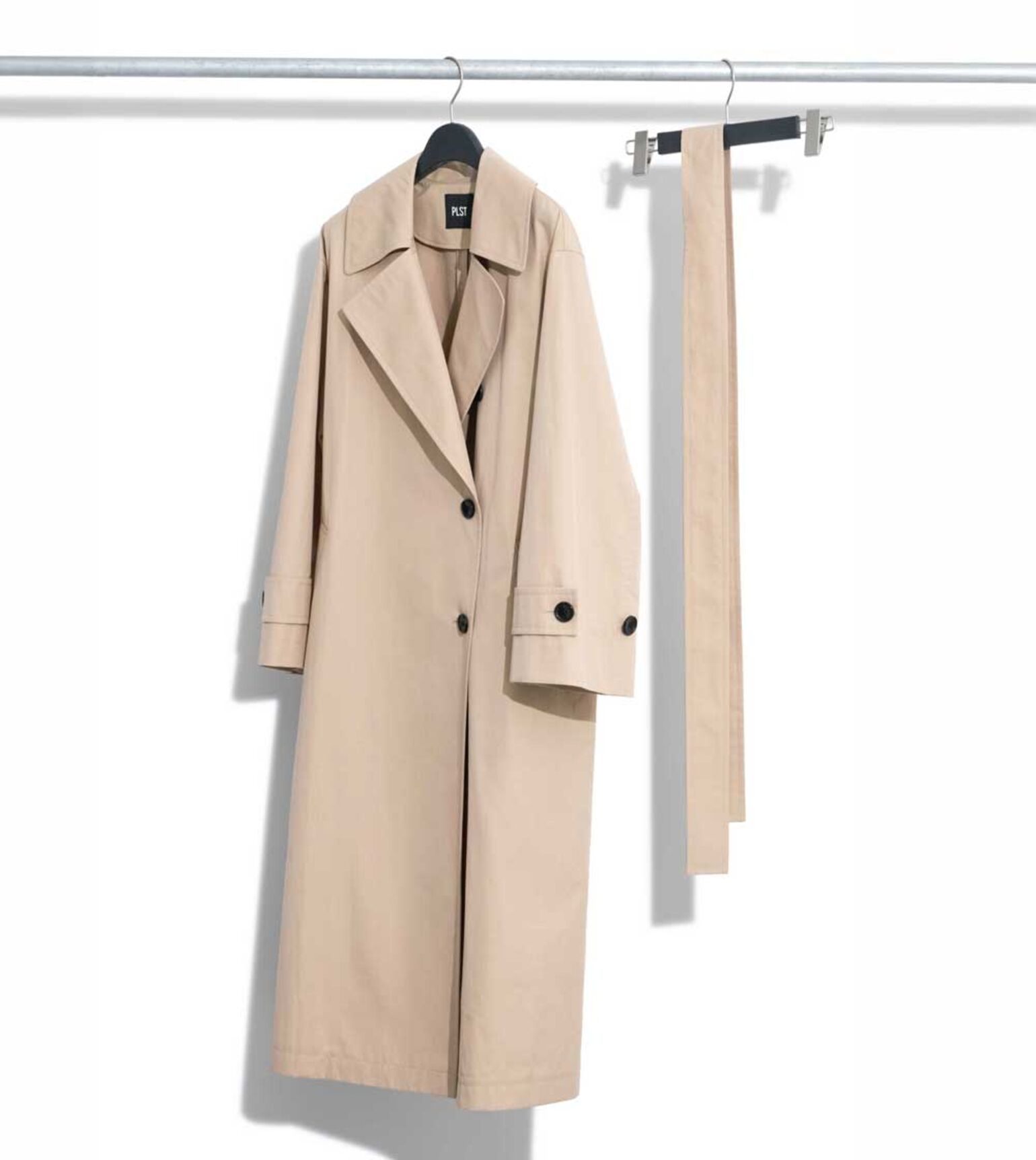 洗濯後、陰干ししたトレンチコート