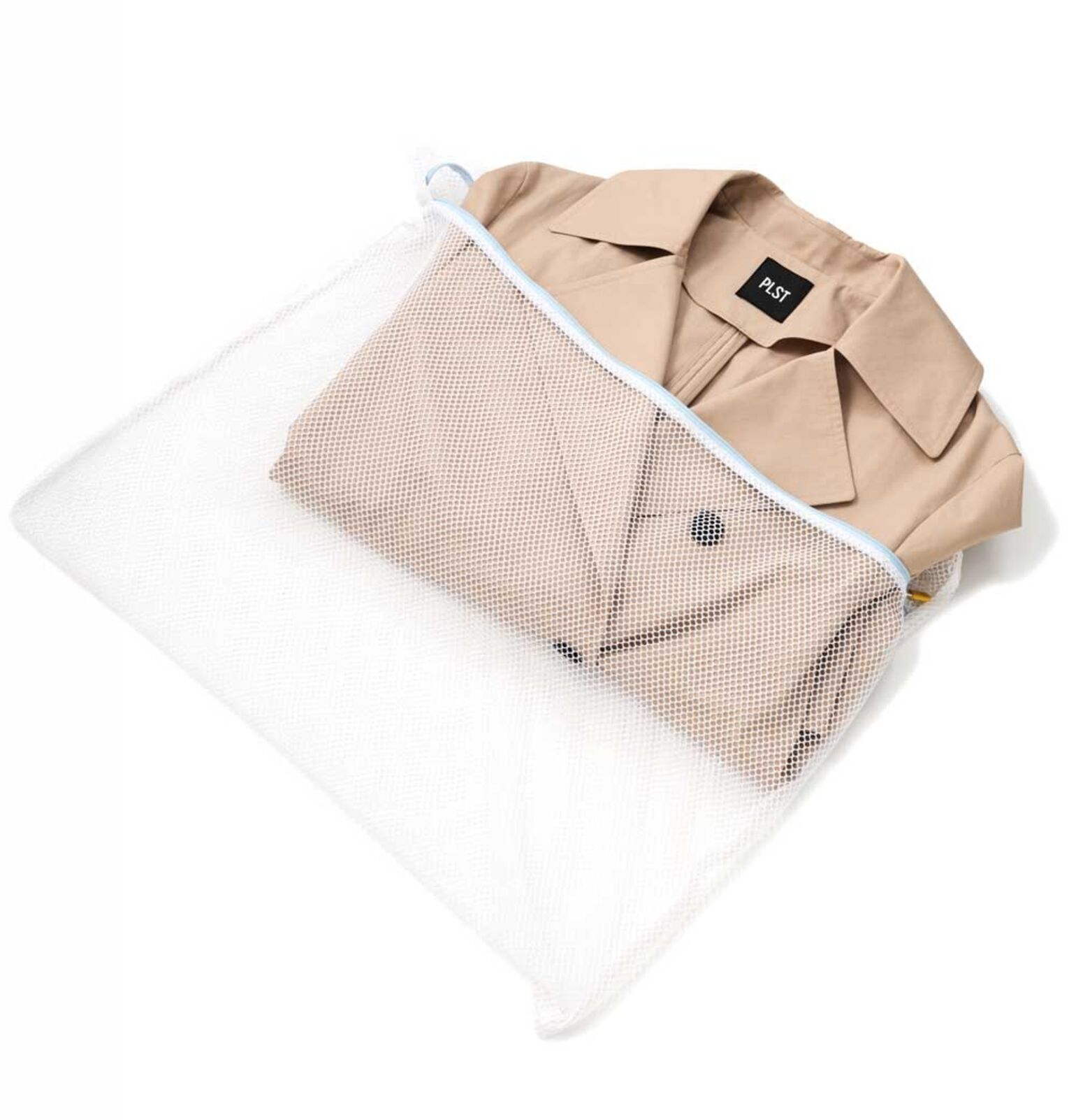 ネットに入れたトレンチコート